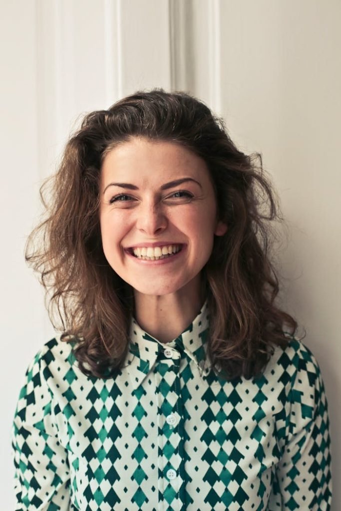 woman-in-collared-shirt-774909 Portrait de Claire Naturel